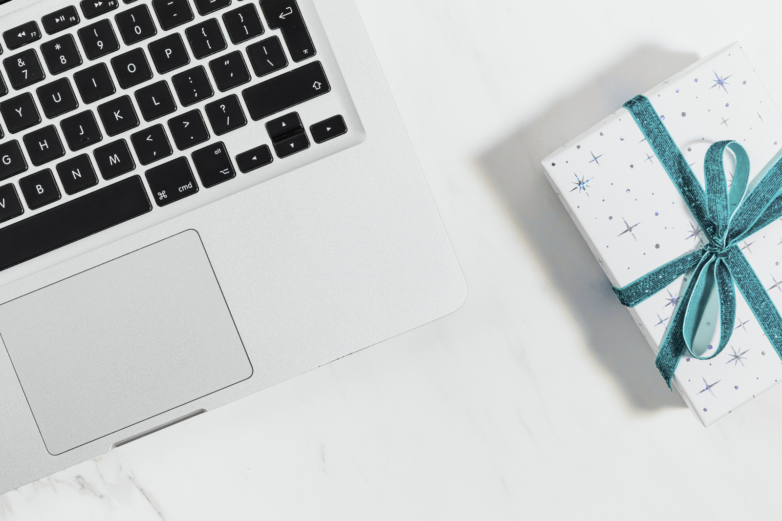 happy holidays box, holiday gifts to send to friends, cute holiday gift boxes, easy holiday gifts